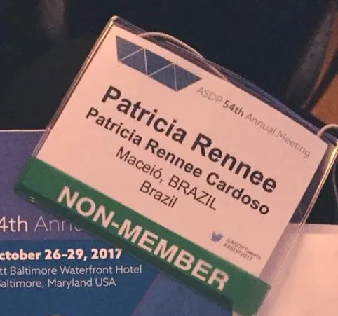 Crachá verde de um encontro anual em Baltimore, com o nome Patricia Rennee Cardoso.